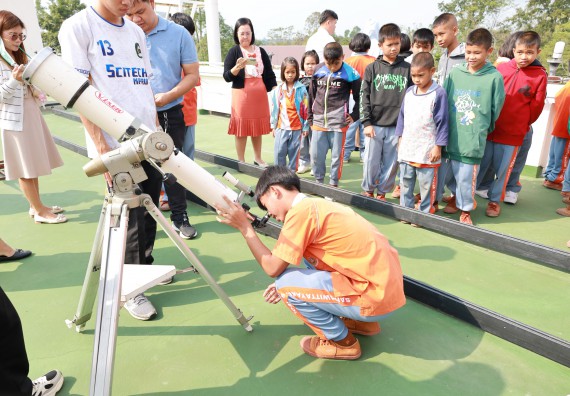 ภาพกิจกรรม  คณะวิทยาศาสตร์และเทคโนโลยี มหาวิทยาลัยราชภัฏกำแพงเพชร ให้การต้อนรับผู้รับบริหารสถานศึกษา คณะครู บุคลากรทางการศึกษา และนักเรียน จากโรงเรียนสหวิทยาคมในการนำนักเรียนออกค่ายเรียนรู้แหล่งเรียนรู้นอกสถานที่