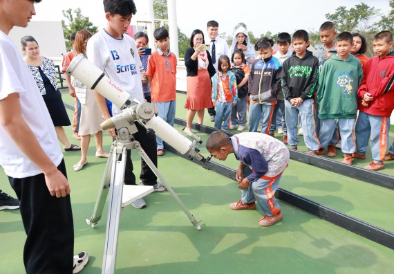 ภาพกิจกรรม  คณะวิทยาศาสตร์และเทคโนโลยี มหาวิทยาลัยราชภัฏกำแพงเพชร ให้การต้อนรับผู้รับบริหารสถานศึกษา คณะครู บุคลากรทางการศึกษา และนักเรียน จากโรงเรียนสหวิทยาคมในการนำนักเรียนออกค่ายเรียนรู้แหล่งเรียนรู้นอกสถานที่