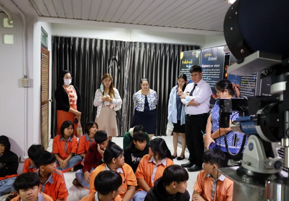 ภาพกิจกรรม  คณะวิทยาศาสตร์และเทคโนโลยี มหาวิทยาลัยราชภัฏกำแพงเพชร ให้การต้อนรับผู้รับบริหารสถานศึกษา คณะครู บุคลากรทางการศึกษา และนักเรียน จากโรงเรียนสหวิทยาคมในการนำนักเรียนออกค่ายเรียนรู้แหล่งเรียนรู้นอกสถานที่