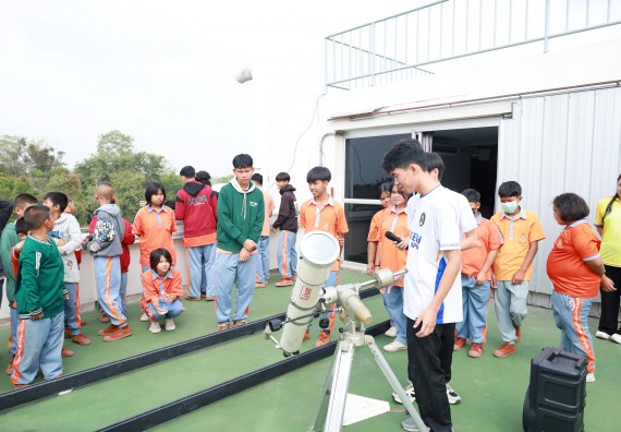 ภาพกิจกรรม  คณะวิทยาศาสตร์และเทคโนโลยี มหาวิทยาลัยราชภัฏกำแพงเพชร ให้การต้อนรับผู้รับบริหารสถานศึกษา คณะครู บุคลากรทางการศึกษา และนักเรียน จากโรงเรียนสหวิทยาคมในการนำนักเรียนออกค่ายเรียนรู้แหล่งเรียนรู้นอกสถานที่