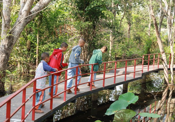 ภาพกิจกรรม  คณะวิทยาศาสตร์และเทคโนโลยี มหาวิทยาลัยราชภัฏกำแพงเพชร ให้การต้อนรับผู้รับบริหารสถานศึกษา คณะครู บุคลากรทางการศึกษา และนักเรียน จากโรงเรียนสหวิทยาคมในการนำนักเรียนออกค่ายเรียนรู้แหล่งเรียนรู้นอกสถานที่