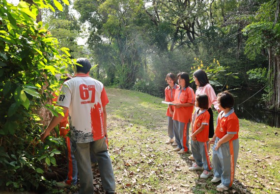 ภาพกิจกรรม  คณะวิทยาศาสตร์และเทคโนโลยี มหาวิทยาลัยราชภัฏกำแพงเพชร ให้การต้อนรับผู้รับบริหารสถานศึกษา คณะครู บุคลากรทางการศึกษา และนักเรียน จากโรงเรียนสหวิทยาคมในการนำนักเรียนออกค่ายเรียนรู้แหล่งเรียนรู้นอกสถานที่