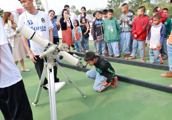 ภาพกิจกรรม  คณะวิทยาศาสตร์และเทคโนโลยี มหาวิทยาลัยราชภัฏกำแพงเพชร ให้การต้อนรับผู้รับบริหารสถานศึกษา คณะครู บุคลากรทางการศึกษา และนักเรียน จากโรงเรียนสหวิทยาคมในการนำนักเรียนออกค่ายเรียนรู้แหล่งเรียนรู้นอกสถานที่