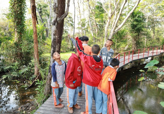 ภาพกิจกรรม  คณะวิทยาศาสตร์และเทคโนโลยี มหาวิทยาลัยราชภัฏกำแพงเพชร ให้การต้อนรับผู้รับบริหารสถานศึกษา คณะครู บุคลากรทางการศึกษา และนักเรียน จากโรงเรียนสหวิทยาคมในการนำนักเรียนออกค่ายเรียนรู้แหล่งเรียนรู้นอกสถานที่