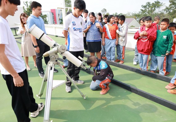 ภาพกิจกรรม  คณะวิทยาศาสตร์และเทคโนโลยี มหาวิทยาลัยราชภัฏกำแพงเพชร ให้การต้อนรับผู้รับบริหารสถานศึกษา คณะครู บุคลากรทางการศึกษา และนักเรียน จากโรงเรียนสหวิทยาคมในการนำนักเรียนออกค่ายเรียนรู้แหล่งเรียนรู้นอกสถานที่