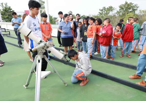 ภาพกิจกรรม  คณะวิทยาศาสตร์และเทคโนโลยี มหาวิทยาลัยราชภัฏกำแพงเพชร ให้การต้อนรับผู้รับบริหารสถานศึกษา คณะครู บุคลากรทางการศึกษา และนักเรียน จากโรงเรียนสหวิทยาคมในการนำนักเรียนออกค่ายเรียนรู้แหล่งเรียนรู้นอกสถานที่