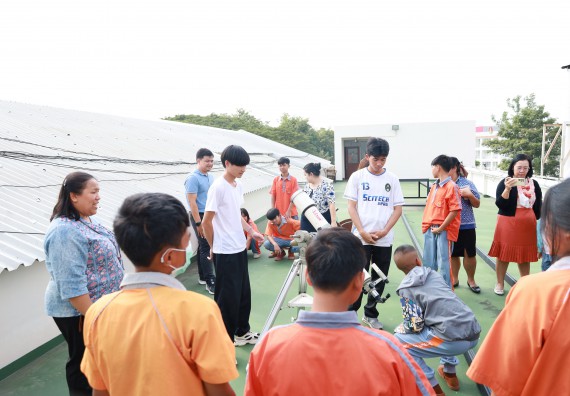 ภาพกิจกรรม  คณะวิทยาศาสตร์และเทคโนโลยี มหาวิทยาลัยราชภัฏกำแพงเพชร ให้การต้อนรับผู้รับบริหารสถานศึกษา คณะครู บุคลากรทางการศึกษา และนักเรียน จากโรงเรียนสหวิทยาคมในการนำนักเรียนออกค่ายเรียนรู้แหล่งเรียนรู้นอกสถานที่