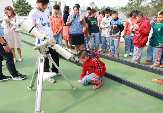 ภาพกิจกรรม  คณะวิทยาศาสตร์และเทคโนโลยี มหาวิทยาลัยราชภัฏกำแพงเพชร ให้การต้อนรับผู้รับบริหารสถานศึกษา คณะครู บุคลากรทางการศึกษา และนักเรียน จากโรงเรียนสหวิทยาคมในการนำนักเรียนออกค่ายเรียนรู้แหล่งเรียนรู้นอกสถานที่