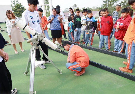 ภาพกิจกรรม  คณะวิทยาศาสตร์และเทคโนโลยี มหาวิทยาลัยราชภัฏกำแพงเพชร ให้การต้อนรับผู้รับบริหารสถานศึกษา คณะครู บุคลากรทางการศึกษา และนักเรียน จากโรงเรียนสหวิทยาคมในการนำนักเรียนออกค่ายเรียนรู้แหล่งเรียนรู้นอกสถานที่