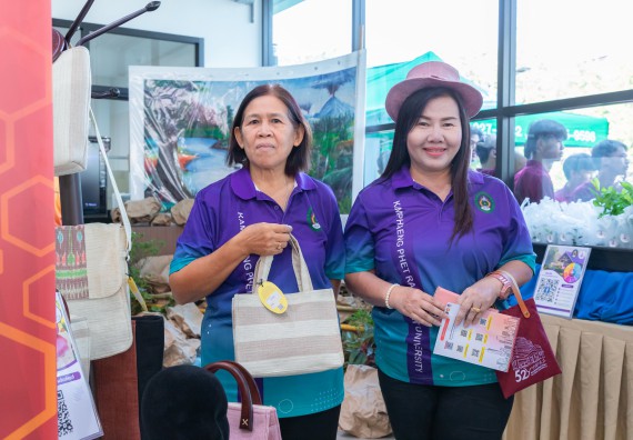 ภาพกิจกรรม  คณะวิทยาศาสตร์และเทคโนโลยี มหาวิทยาลัยราชภัฏกำแพงเพชร นำนิทรรศการศูนย์ STEM คณะวิทยาศาสตร์และเทคโนโลยี จำนวน 3 บูธ เข้าร่วมจัดในกิจกรรมงานเปิดศูนย์การเรียนรู้ตลอดชีวิตและพัฒนามาตรฐานวิชาชีพ (LPC)