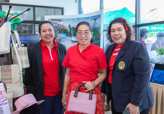 ภาพกิจกรรม  คณะวิทยาศาสตร์และเทคโนโลยี มหาวิทยาลัยราชภัฏกำแพงเพชร นำนิทรรศการศูนย์ STEM คณะวิทยาศาสตร์และเทคโนโลยี จำนวน 3 บูธ เข้าร่วมจัดในกิจกรรมงานเปิดศูนย์การเรียนรู้ตลอดชีวิตและพัฒนามาตรฐานวิชาชีพ (LPC)