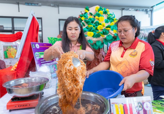 ภาพกิจกรรม  คณะวิทยาศาสตร์และเทคโนโลยี มหาวิทยาลัยราชภัฏกำแพงเพชร นำนิทรรศการศูนย์ STEM คณะวิทยาศาสตร์และเทคโนโลยี จำนวน 3 บูธ เข้าร่วมจัดในกิจกรรมงานเปิดศูนย์การเรียนรู้ตลอดชีวิตและพัฒนามาตรฐานวิชาชีพ (LPC)