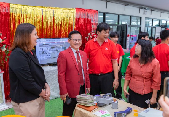 ภาพกิจกรรม  คณะวิทยาศาสตร์และเทคโนโลยี มหาวิทยาลัยราชภัฏกำแพงเพชร นำนิทรรศการศูนย์ STEM คณะวิทยาศาสตร์และเทคโนโลยี จำนวน 3 บูธ เข้าร่วมจัดในกิจกรรมงานเปิดศูนย์การเรียนรู้ตลอดชีวิตและพัฒนามาตรฐานวิชาชีพ (LPC)