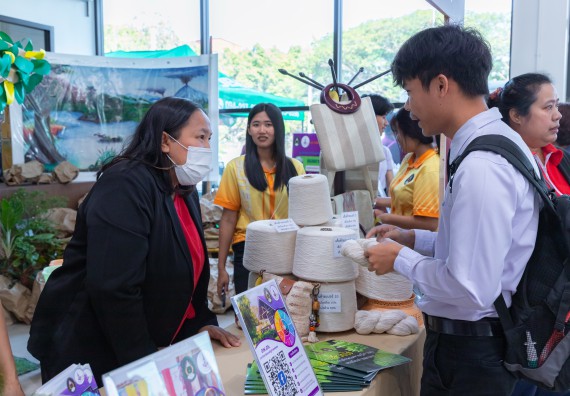 ภาพกิจกรรม  คณะวิทยาศาสตร์และเทคโนโลยี มหาวิทยาลัยราชภัฏกำแพงเพชร นำนิทรรศการศูนย์ STEM คณะวิทยาศาสตร์และเทคโนโลยี จำนวน 3 บูธ เข้าร่วมจัดในกิจกรรมงานเปิดศูนย์การเรียนรู้ตลอดชีวิตและพัฒนามาตรฐานวิชาชีพ (LPC)