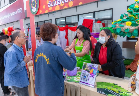 ภาพกิจกรรม  คณะวิทยาศาสตร์และเทคโนโลยี มหาวิทยาลัยราชภัฏกำแพงเพชร นำนิทรรศการศูนย์ STEM คณะวิทยาศาสตร์และเทคโนโลยี จำนวน 3 บูธ เข้าร่วมจัดในกิจกรรมงานเปิดศูนย์การเรียนรู้ตลอดชีวิตและพัฒนามาตรฐานวิชาชีพ (LPC)