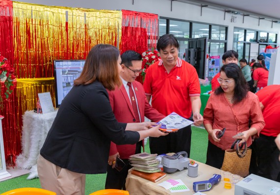 ภาพกิจกรรม  คณะวิทยาศาสตร์และเทคโนโลยี มหาวิทยาลัยราชภัฏกำแพงเพชร นำนิทรรศการศูนย์ STEM คณะวิทยาศาสตร์และเทคโนโลยี จำนวน 3 บูธ เข้าร่วมจัดในกิจกรรมงานเปิดศูนย์การเรียนรู้ตลอดชีวิตและพัฒนามาตรฐานวิชาชีพ (LPC)