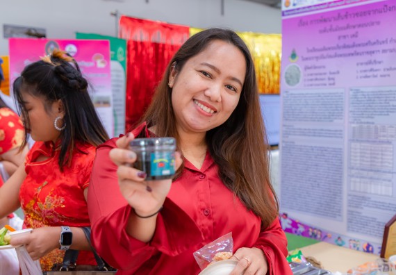 ภาพกิจกรรม  คณะวิทยาศาสตร์และเทคโนโลยี มหาวิทยาลัยราชภัฏกำแพงเพชร นำนิทรรศการศูนย์ STEM คณะวิทยาศาสตร์และเทคโนโลยี จำนวน 3 บูธ เข้าร่วมจัดในกิจกรรมงานเปิดศูนย์การเรียนรู้ตลอดชีวิตและพัฒนามาตรฐานวิชาชีพ (LPC)