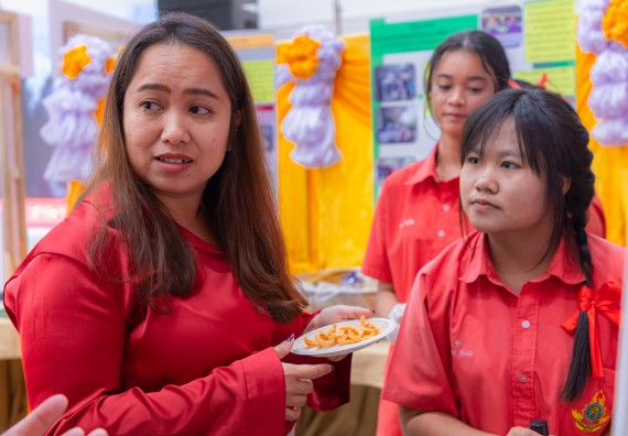 ภาพกิจกรรม  คณะวิทยาศาสตร์และเทคโนโลยี มหาวิทยาลัยราชภัฏกำแพงเพชร นำนิทรรศการศูนย์ STEM คณะวิทยาศาสตร์และเทคโนโลยี จำนวน 3 บูธ เข้าร่วมจัดในกิจกรรมงานเปิดศูนย์การเรียนรู้ตลอดชีวิตและพัฒนามาตรฐานวิชาชีพ (LPC)