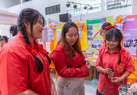 ภาพกิจกรรม  คณะวิทยาศาสตร์และเทคโนโลยี มหาวิทยาลัยราชภัฏกำแพงเพชร นำนิทรรศการศูนย์ STEM คณะวิทยาศาสตร์และเทคโนโลยี จำนวน 3 บูธ เข้าร่วมจัดในกิจกรรมงานเปิดศูนย์การเรียนรู้ตลอดชีวิตและพัฒนามาตรฐานวิชาชีพ (LPC)