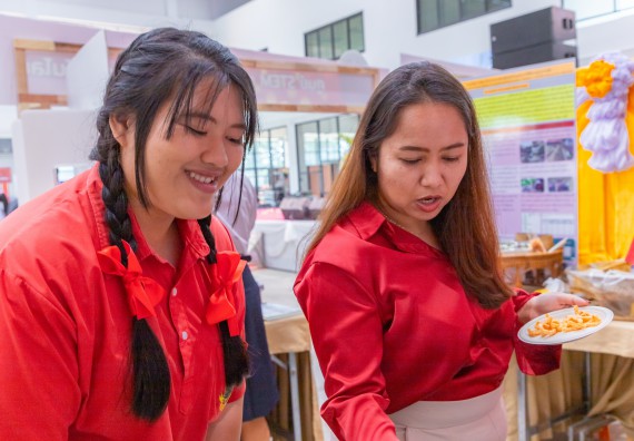 ภาพกิจกรรม  คณะวิทยาศาสตร์และเทคโนโลยี มหาวิทยาลัยราชภัฏกำแพงเพชร นำนิทรรศการศูนย์ STEM คณะวิทยาศาสตร์และเทคโนโลยี จำนวน 3 บูธ เข้าร่วมจัดในกิจกรรมงานเปิดศูนย์การเรียนรู้ตลอดชีวิตและพัฒนามาตรฐานวิชาชีพ (LPC)