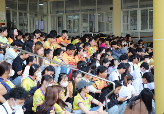 ภาพกิจกรรม  นักศึกษาคณะวิทยาศาสตร์และเทคโนโลยี เข้าร่วมกิจกรรมโครงการรณรงค์สร้างความตระหนักรู้ การจัดการขยะมูลฝอยภายในมหาวิทยาลัยและการอนุรักษ์พลังงาน