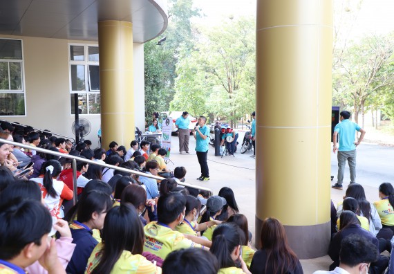 ภาพกิจกรรม  นักศึกษาคณะวิทยาศาสตร์และเทคโนโลยี เข้าร่วมกิจกรรมโครงการรณรงค์สร้างความตระหนักรู้ การจัดการขยะมูลฝอยภายในมหาวิทยาลัยและการอนุรักษ์พลังงาน