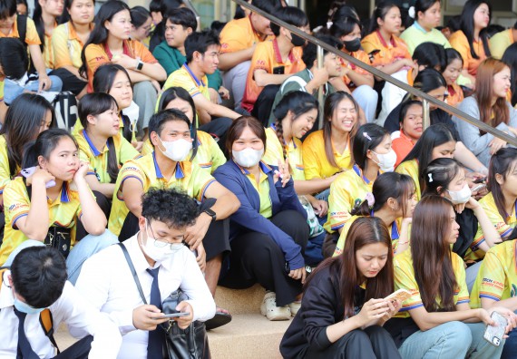 ภาพกิจกรรม  นักศึกษาคณะวิทยาศาสตร์และเทคโนโลยี เข้าร่วมกิจกรรมโครงการรณรงค์สร้างความตระหนักรู้ การจัดการขยะมูลฝอยภายในมหาวิทยาลัยและการอนุรักษ์พลังงาน