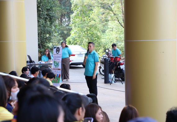 ภาพกิจกรรม  นักศึกษาคณะวิทยาศาสตร์และเทคโนโลยี เข้าร่วมกิจกรรมโครงการรณรงค์สร้างความตระหนักรู้ การจัดการขยะมูลฝอยภายในมหาวิทยาลัยและการอนุรักษ์พลังงาน