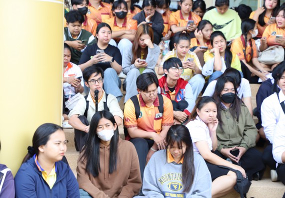 ภาพกิจกรรม  นักศึกษาคณะวิทยาศาสตร์และเทคโนโลยี เข้าร่วมกิจกรรมโครงการรณรงค์สร้างความตระหนักรู้ การจัดการขยะมูลฝอยภายในมหาวิทยาลัยและการอนุรักษ์พลังงาน