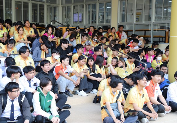 ภาพกิจกรรม  นักศึกษาคณะวิทยาศาสตร์และเทคโนโลยี เข้าร่วมกิจกรรมโครงการรณรงค์สร้างความตระหนักรู้ การจัดการขยะมูลฝอยภายในมหาวิทยาลัยและการอนุรักษ์พลังงาน