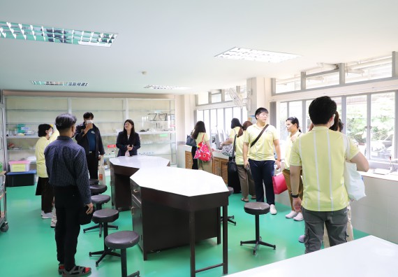 ภาพกิจกรรม   คณะวิทยาศาสตร์และเทคโนโลยี มหาวิทยาลัยราชภัฏกําแพงเพชร ต้อนรับคณะศึกษาดูงานจากห้องปฏิบัติการวิจัยและทดสอบอาหาร คณะวิทยาศาสตร์ จุฬาลงกรณ์มหาวิทยาลัย