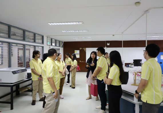 ภาพกิจกรรม   คณะวิทยาศาสตร์และเทคโนโลยี มหาวิทยาลัยราชภัฏกําแพงเพชร ต้อนรับคณะศึกษาดูงานจากห้องปฏิบัติการวิจัยและทดสอบอาหาร คณะวิทยาศาสตร์ จุฬาลงกรณ์มหาวิทยาลัย