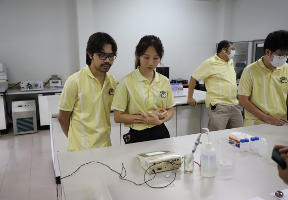 ภาพกิจกรรม   คณะวิทยาศาสตร์และเทคโนโลยี มหาวิทยาลัยราชภัฏกําแพงเพชร ต้อนรับคณะศึกษาดูงานจากห้องปฏิบัติการวิจัยและทดสอบอาหาร คณะวิทยาศาสตร์ จุฬาลงกรณ์มหาวิทยาลัย