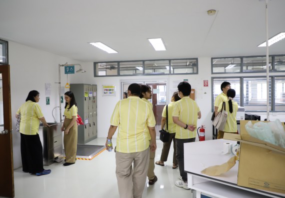 ภาพกิจกรรม   คณะวิทยาศาสตร์และเทคโนโลยี มหาวิทยาลัยราชภัฏกําแพงเพชร ต้อนรับคณะศึกษาดูงานจากห้องปฏิบัติการวิจัยและทดสอบอาหาร คณะวิทยาศาสตร์ จุฬาลงกรณ์มหาวิทยาลัย