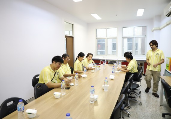 ภาพกิจกรรม   คณะวิทยาศาสตร์และเทคโนโลยี มหาวิทยาลัยราชภัฏกําแพงเพชร ต้อนรับคณะศึกษาดูงานจากห้องปฏิบัติการวิจัยและทดสอบอาหาร คณะวิทยาศาสตร์ จุฬาลงกรณ์มหาวิทยาลัย