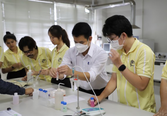 ภาพกิจกรรม   คณะวิทยาศาสตร์และเทคโนโลยี มหาวิทยาลัยราชภัฏกําแพงเพชร ต้อนรับคณะศึกษาดูงานจากห้องปฏิบัติการวิจัยและทดสอบอาหาร คณะวิทยาศาสตร์ จุฬาลงกรณ์มหาวิทยาลัย