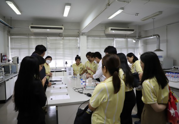 ภาพกิจกรรม   คณะวิทยาศาสตร์และเทคโนโลยี มหาวิทยาลัยราชภัฏกําแพงเพชร ต้อนรับคณะศึกษาดูงานจากห้องปฏิบัติการวิจัยและทดสอบอาหาร คณะวิทยาศาสตร์ จุฬาลงกรณ์มหาวิทยาลัย