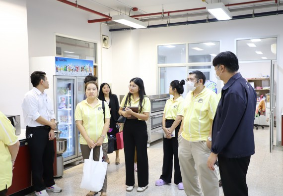 ภาพกิจกรรม   คณะวิทยาศาสตร์และเทคโนโลยี มหาวิทยาลัยราชภัฏกําแพงเพชร ต้อนรับคณะศึกษาดูงานจากห้องปฏิบัติการวิจัยและทดสอบอาหาร คณะวิทยาศาสตร์ จุฬาลงกรณ์มหาวิทยาลัย