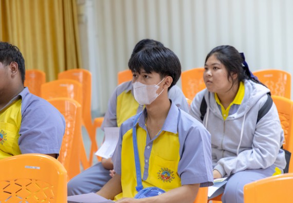 ภาพกิจกรรม คณะวิทยาศาสตร์และเทคโนโลยี มหาวิทยาลัยราชภัฏกําแพงเพชร จัดโครงการประชาสัมพันธ์รายวิชาและหลักสูตรไปยังผู้เรียนกลุ่มใหม่ (Non-age Group) โรงเรียนสลกบาตรวิทยา