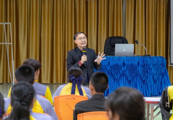 ภาพกิจกรรม คณะวิทยาศาสตร์และเทคโนโลยี มหาวิทยาลัยราชภัฏกําแพงเพชร จัดโครงการประชาสัมพันธ์รายวิชาและหลักสูตรไปยังผู้เรียนกลุ่มใหม่ (Non-age Group) โรงเรียนสลกบาตรวิทยา