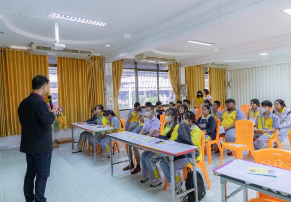 ภาพกิจกรรม คณะวิทยาศาสตร์และเทคโนโลยี มหาวิทยาลัยราชภัฏกําแพงเพชร จัดโครงการประชาสัมพันธ์รายวิชาและหลักสูตรไปยังผู้เรียนกลุ่มใหม่ (Non-age Group) โรงเรียนสลกบาตรวิทยา