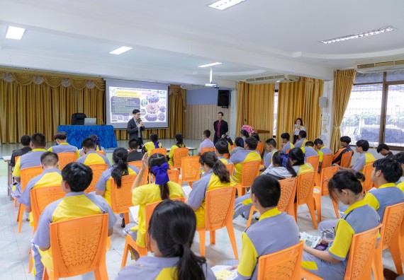 ภาพกิจกรรม คณะวิทยาศาสตร์และเทคโนโลยี มหาวิทยาลัยราชภัฏกําแพงเพชร จัดโครงการประชาสัมพันธ์รายวิชาและหลักสูตรไปยังผู้เรียนกลุ่มใหม่ (Non-age Group) โรงเรียนสลกบาตรวิทยา