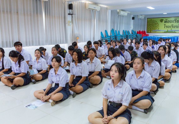 ภาพกิจกรรม  คณะวิทยาศาสตร์และเทคโนโลยี มหาวิทยาลัยราชภัฏกําแพงเพชร จัดโครงการประชาสัมพันธ์รายวิชาและหลักสูตรไปยังผู้เรียนกลุ่มใหม่ (Non-age Group)  โรงเรียนโกสัมพีวิทยา