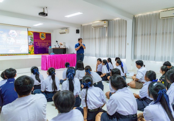 ภาพกิจกรรม  คณะวิทยาศาสตร์และเทคโนโลยี มหาวิทยาลัยราชภัฏกําแพงเพชร จัดโครงการประชาสัมพันธ์รายวิชาและหลักสูตรไปยังผู้เรียนกลุ่มใหม่ (Non-age Group)  โรงเรียนโกสัมพีวิทยา