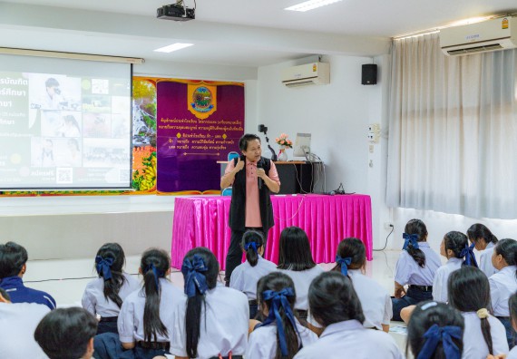 ภาพกิจกรรม  คณะวิทยาศาสตร์และเทคโนโลยี มหาวิทยาลัยราชภัฏกําแพงเพชร จัดโครงการประชาสัมพันธ์รายวิชาและหลักสูตรไปยังผู้เรียนกลุ่มใหม่ (Non-age Group)  โรงเรียนโกสัมพีวิทยา