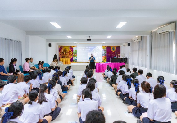 ภาพกิจกรรม  คณะวิทยาศาสตร์และเทคโนโลยี มหาวิทยาลัยราชภัฏกําแพงเพชร จัดโครงการประชาสัมพันธ์รายวิชาและหลักสูตรไปยังผู้เรียนกลุ่มใหม่ (Non-age Group)  โรงเรียนโกสัมพีวิทยา