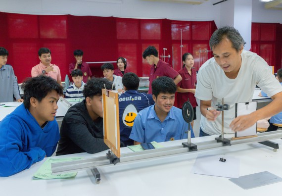 ภาพกิจกรรม  คณะวิทยาศาสตร์และเทคโนโลยี มหาวิทยาลัยราชภัฏกำแพงเพชร ร่วมกับโครงการห้องเรียนพิเศษ โรงเรียนตากพิทยาคม จัดกิจกรรมสร้างเสริมทักษะกระบวนการทางวิทยาศาสตร์สู่มาตรฐานสากล