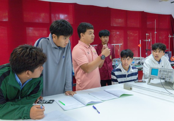 ภาพกิจกรรม  คณะวิทยาศาสตร์และเทคโนโลยี มหาวิทยาลัยราชภัฏกำแพงเพชร ร่วมกับโครงการห้องเรียนพิเศษ โรงเรียนตากพิทยาคม จัดกิจกรรมสร้างเสริมทักษะกระบวนการทางวิทยาศาสตร์สู่มาตรฐานสากล