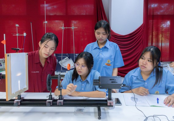 ภาพกิจกรรม  คณะวิทยาศาสตร์และเทคโนโลยี มหาวิทยาลัยราชภัฏกำแพงเพชร ร่วมกับโครงการห้องเรียนพิเศษ โรงเรียนตากพิทยาคม จัดกิจกรรมสร้างเสริมทักษะกระบวนการทางวิทยาศาสตร์สู่มาตรฐานสากล