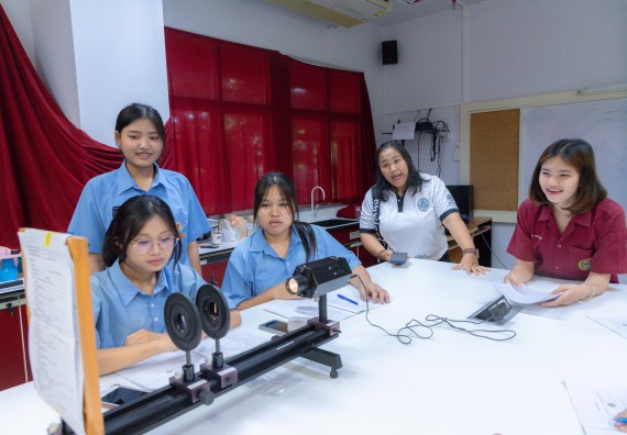 ภาพกิจกรรม  คณะวิทยาศาสตร์และเทคโนโลยี มหาวิทยาลัยราชภัฏกำแพงเพชร ร่วมกับโครงการห้องเรียนพิเศษ โรงเรียนตากพิทยาคม จัดกิจกรรมสร้างเสริมทักษะกระบวนการทางวิทยาศาสตร์สู่มาตรฐานสากล